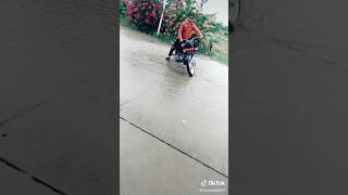 bullet lover 😎❤️ #vinnodmalik #bikelover #trending #shortvideo #viral #water #stunt