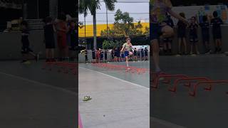 Circuito com obstáculos no treino de Atletismo.