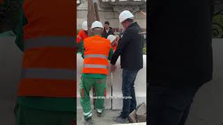 Début de la pose de "La Paupière", le banc magistral de la place Castellane