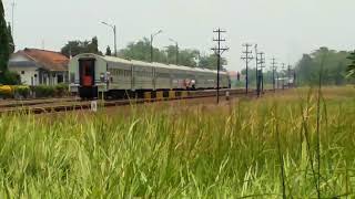 KA logawa bersilang KA Sancaka pagi di stasiun boharan