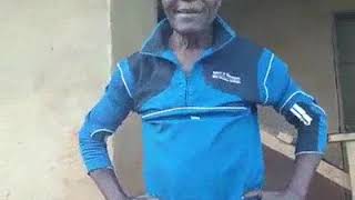 Cameroun, un vieux de 82 ans crée ses propres instruments de sport