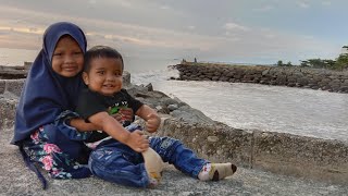 menikmati Suasana Di pantai Padang