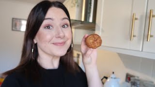 BAKE WITH ME - HEALTHY FLAPJACK PROTEIN BALLS | Amber Izzo