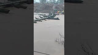 chuva leva ponte feita por exército!