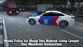 Mobil Polisi Oleeng, Nabrak Tiang Lampu Dan bikin Macet Panjang