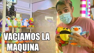 VACIAMOS LA MAQUINA DE GANCHO CON LYNA ¿CUANTOS PELUCHES CONSEGUIMOS?