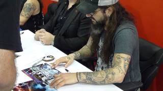 Drummer Mike Portnoy, formerly of band Dream Theater, signing autographs - TopSignatures.com