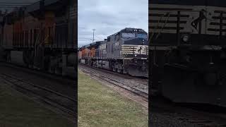 Old clip of ns 28x with a friendly crew and bnsf and a retired dash 9