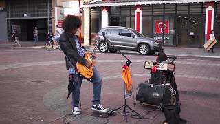 #ArtistadeRua Guitarrista tocando November Rain na Praça da Liberdade, SP