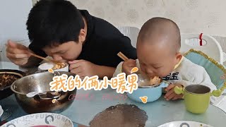 小朋友说喝酒是不好的行为哦🤭🤭 #我的俩个宝贝儿子