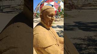 Papa Francisco montado en moto, escultura Sand City Portugal 🇵🇹 #vespa #papa