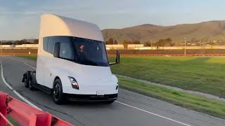 Tesla Semi pistte fırtına gibi esti!