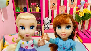 CLEANING The Room ! Elsa & Anna toddlers - fun - clean up - marshmallows - surprise