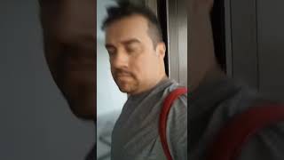 Entregando e curtindo a vista de um elevador de vidro