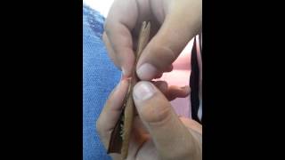 How I roll my blunts(how to video)