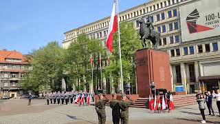 Podniesienie flagi państwowej na maszt i hymn Polski