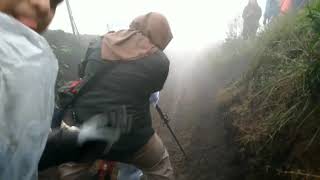 EVAKUASI PENDAKI DI GUNUNG ARTAPELA