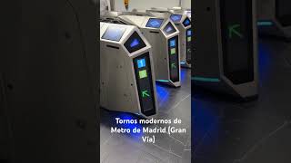 Tornos de metro de Madrid modernos en Gran Vía