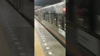 Kereta api sawunggalih malam melintas langsung di stasiun jatinegara#keretaapi