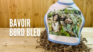 Bavoir avec des bords bleu