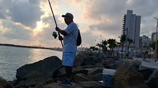 PEIXE PEDRA E BAGRE PEGOS NO PAREDÃO DA PRAIA DOS CRUSH