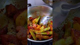 कांदा-लसूण विरहित शेंग बटाटा आमटी |Shevga Batata Bhaji |Aloo Drumsticks Curry #shorts