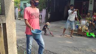 Topeng monyet di depan rumah||hiburan anak di pagi hari.