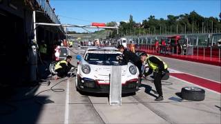 Changement de pilote et pneus sur la Porsche 991 GT3 CUP n°64 lors des 12h Imola 24hSeries