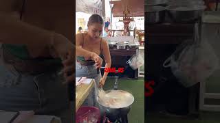 Street food chefs in Thailand. اشپزهای غذاهای خیابانی در تایلند.