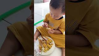 Makan sempol udang dan donat cokelat #babyactivities #babyeat #babyeatingfood #babyshorts #bayigemes