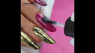 Manicura animal serpiente dorada con Transfer Foil | PassioneBeauty