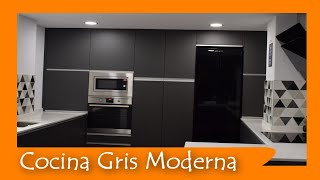 Cocina gris Moderna con tirador gola metalico