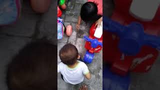 Anak kecil tangkep semut