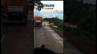 perigo nas estradas, Caminhão tombado na pista. #shorts #shortvideo