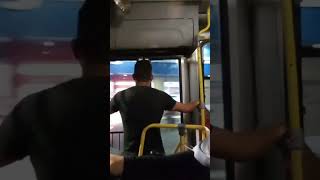 passageiro de ônibus pensando que é porteiro