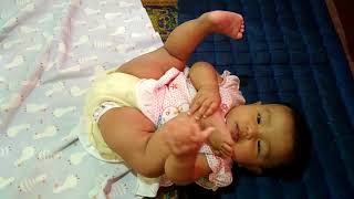 Cute Baby Biting Big Toes - Bayi Menggigit Jempol Kaki