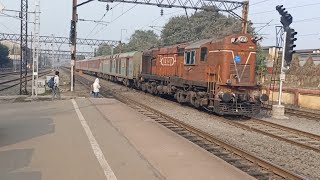 12332 Himgiri Express+Local train crossing. High speed action|| Howrah to Jammu Tawi