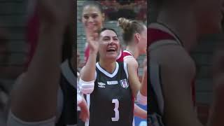 Rozanski’nin Busa’ya bloğu ve takımının sevinci (Aras Kargo - Beşiktaş)  #volleyball #shorts