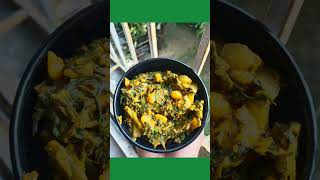 Palak Aloo Ki Sabzi||पालक आलू की सब्जी बनाने की विधि#Monikaskitchenrecipes#shorts