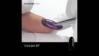 Manicura de color negro intenso efecto ojo de gato | PassioneUñas