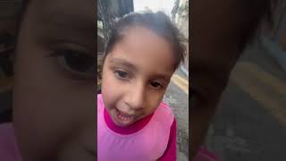 Cantando inglês depois da aula que minha mãe veio me buscar