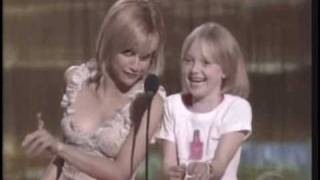 Dakota Fanning and Brittany Murphy present an award at the Teen Choice Awards.