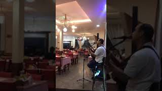 Alexandre Rangel voz e violão no vasfeijao a melhor feijoada da baixada RJ.