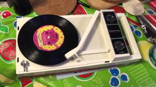 Magnavox 1P210 portable battery powered record player demo