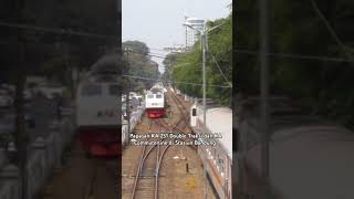 KA 251 Serayu Pagi Double Traksi Papasan Dengan KA Commuterline Bandung di Stasiun Bandung