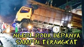 TRUK MUATAN BERAT DI TANJAKAN PERTIGAAN  DEPAN BALAI DESA PANINGGARAN KABUPATEN PEKALONGAN