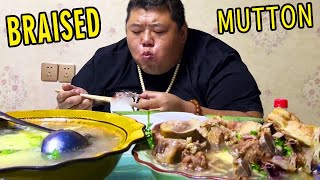 A family went to the Inner Mongolia prairie to eat mutton. Life must be so comfortable.