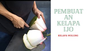 Cara mengupas kelapa hijau asli atau kelapa wulung kelapa muda untuk obat.