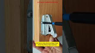 Automatic fixed wardrobe door latch