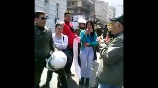 Carabinero sorprende al interactuar con lenguaje de señas (2013)